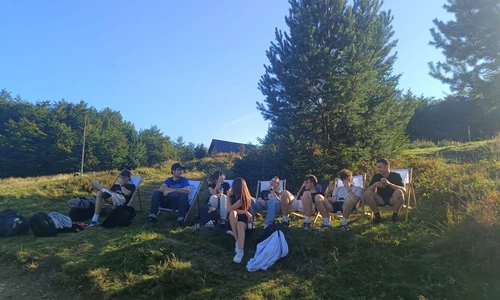 Uczniowie przy ognisku na Hali Łabowskiej