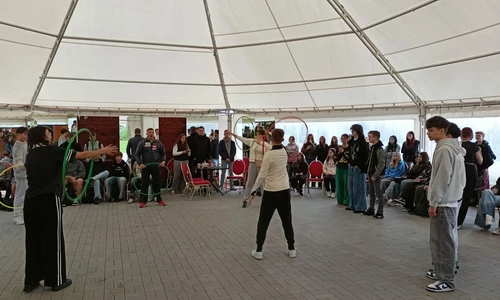 Uczniowie klas pierwszych w trakcie pikniku integracyjnego