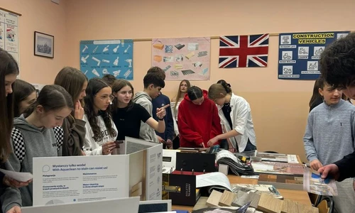 Uczniowie w trakcie festiwalu zawod&oacute;w