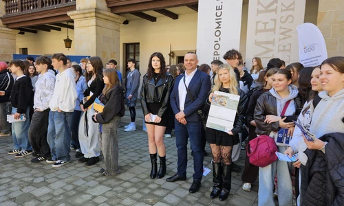 Uczniowie z nauczycielem na zamku w Niepołomicach