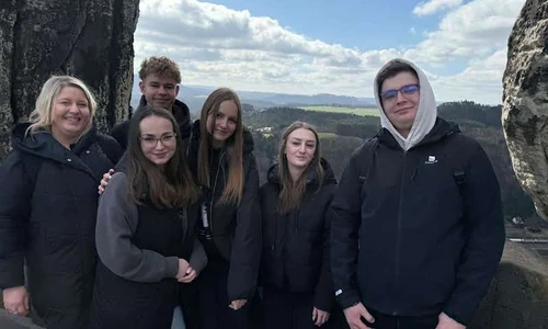 Uczniowie i nauczyciele na wycieczce