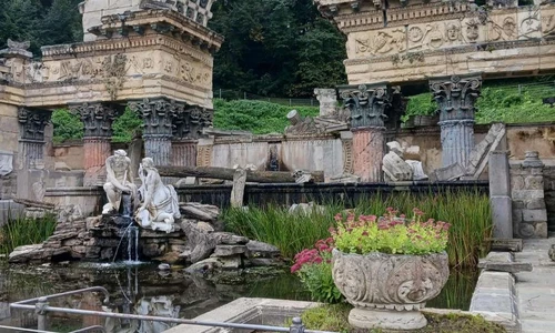 Ruiny rzymskie w parku pałacowym Schonbrunn