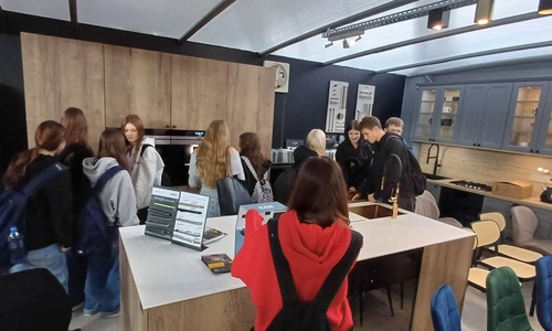 Uczniowie w trakcie zajęć warsztatowych w salonie meblowym Sułtan