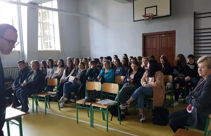 młodzież na spotkaniu organizacyjnym on -line przed wyjazdem na staż do Grecji