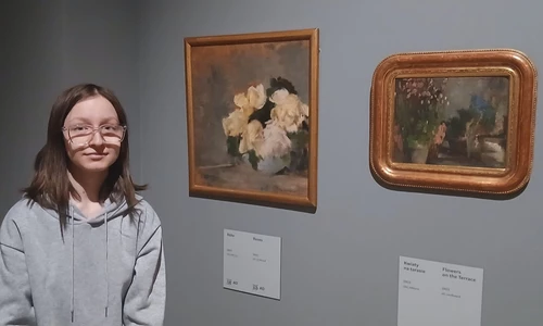 Uczennica na wystawie