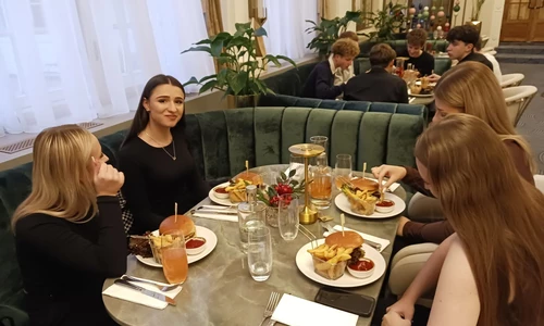 uczniowie we wnętrzu Hawełki