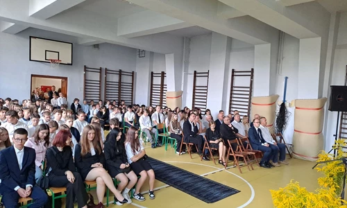 widok na salę z uczniami