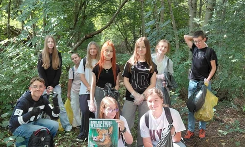 uczniowie szkoły w trakcie akcji sprzątanie świata