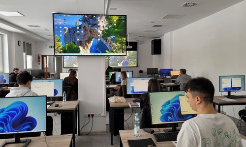uczniowie w trakcie szkolenia ze skaninigu laserowego