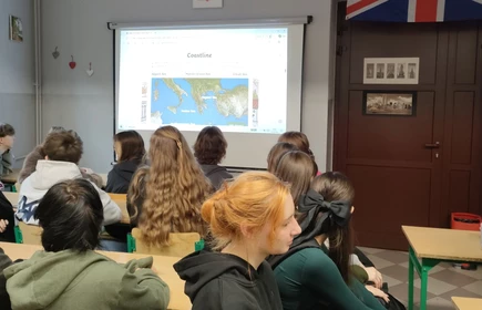 uczniowie w trakcie zajęć przygotowawczych do wyjazdu Erasmus