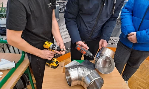 Uczniowie w trakcie festiwalu zawod&oacute;w