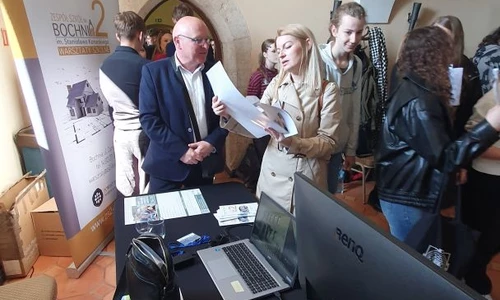 Stoisko szkoły na targach edukacyjnych w Niepołomicach