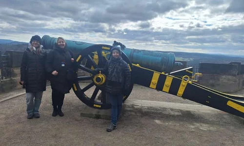 Uczniowie i nauczyciele na wycieczce