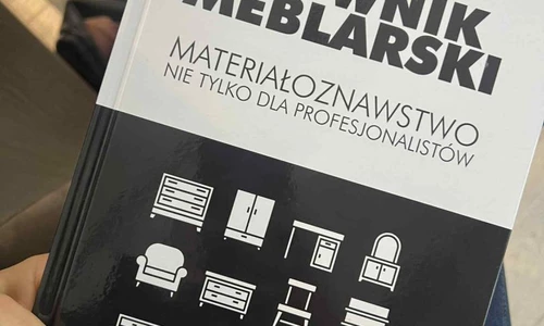 Uczniowie w trakcie zajęć warsztatowych w salonie meblowym Sułtan