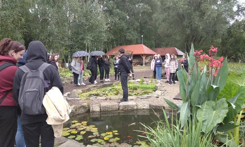 Uczniowie zwiedzają Arboretum Bolestraszyce