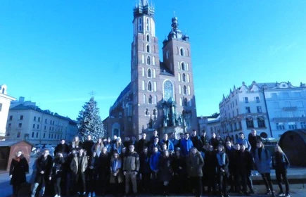 Zdjęcie uczniów na tle Kościoła Mariackiego w Krakowie.