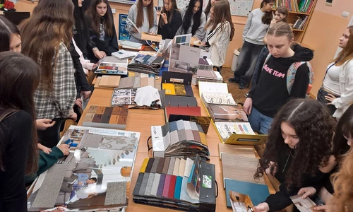 Uczniowie w trakcie festiwalu zawod&oacute;w