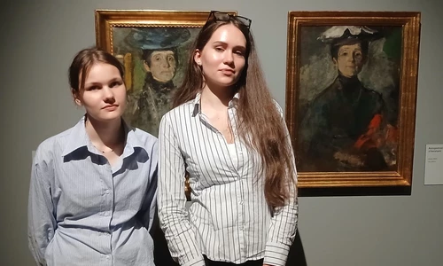 Uczennice na wystawie