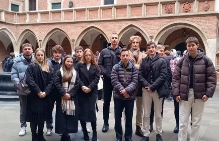 uczniowie na dziedzińcu Collegium Maius