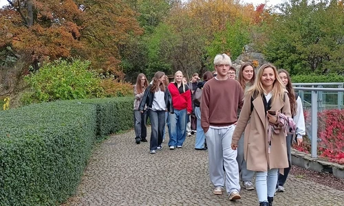 grupa mlodzieży z nauczycielką