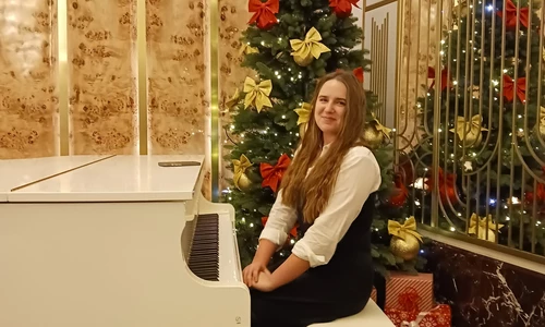 Uczennica przy fortepianie