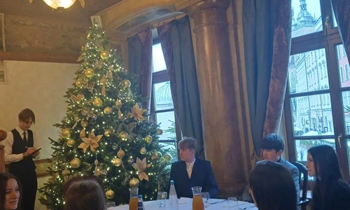 uczniowie we wnętrzu Wierzynka