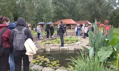 Uczniowie zwiedzają Arboretum Bolestraszyce