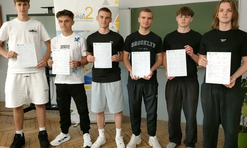 Młodzież z certyfikatami kończącymi program Erasmus