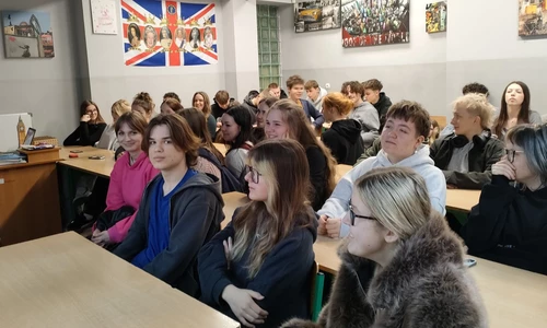 uczniowie w trakcie zajęć przygotowawczych do wyjazdu Erasmus