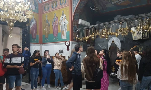 uczniowie w cerkwi prawosławnej