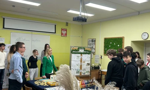 Uczniowie w trakcie festiwalu zawod&oacute;w