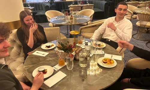 uczniowie w restauracji Hawełka