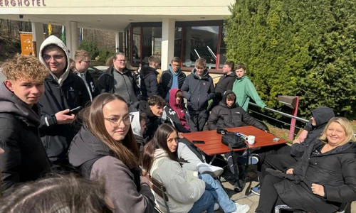 Uczniowie i nauczyciele na wycieczce