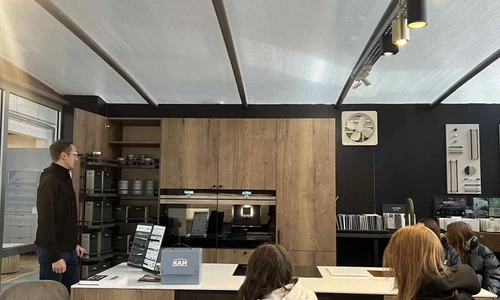 Uczniowie w trakcie zajęć warsztatowych w salonie meblowym Sułtan