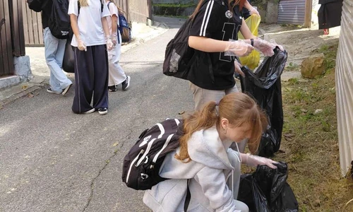 uczniowie szkoły w trakcie akcji sprzątanie świata