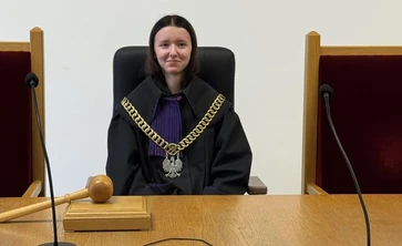 Uczennica w todze sędziowskiej