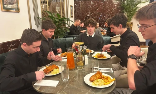uczniowie w restauracji Hawełka