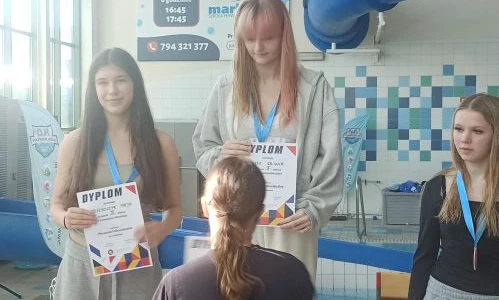 Uczniowie w trakcie wręczenia nagr&oacute;d