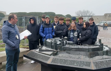 uczniowie przy makiecie Wawelu