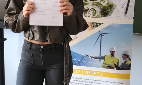 Młodzież z certyfikatami kończącymi program Erasmus