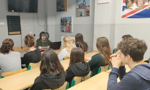 uczniowie w trakcie zajęć przygotowawczych do wyjazdu Erasmus