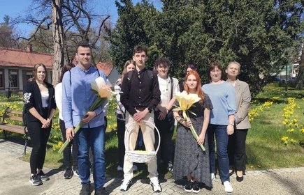 Uczniowie w trakcie akcji Żonkile na plantach bocheńskich