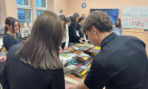 Uczniowie w trakcie festiwalu zawod&oacute;w