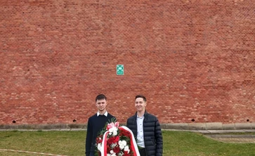 Uczniowie z wieńcem