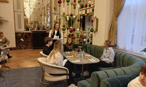 uczniowie w restauracji Hawełka