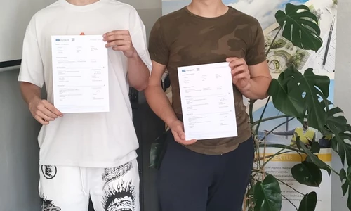 Młodzież z certyfikatami kończącymi program Erasmus