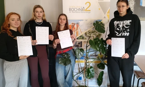 Młodzież z certyfikatami kończącymi program Erasmus