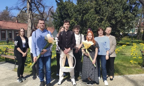 Uczniowie w trakcie akcji Żonkile na plantach bocheńskich