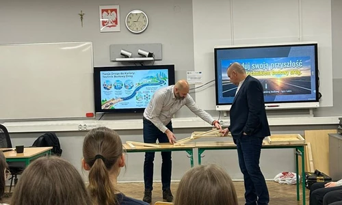 Uczniowie w trakcie festiwalu zawod&oacute;w