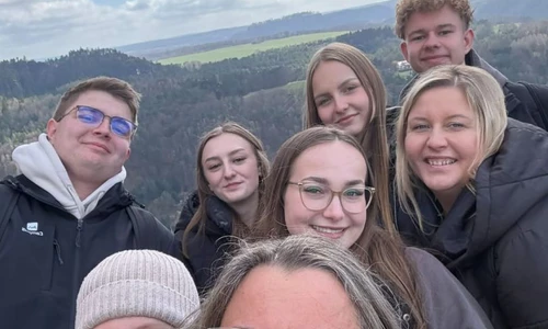 Uczniowie i nauczyciele na wycieczce